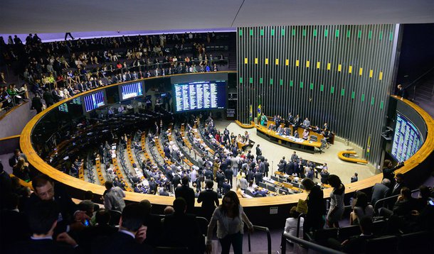 Há resistência à aprovação do projeto do FGTS por parte do governo e de vários setores, porque isso poderá aumentar a taxa de financiamento de imóveis nos programas habitacionais de baixa renda; em sessão extraordinária, na noite de terça-feira, o plenário da Câmara também deverá votar o segundo turno da PEC que reduz a maioridade penal