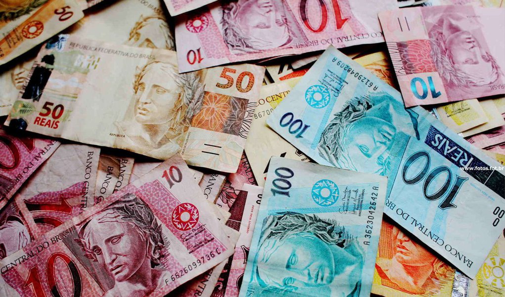 Resultado interrompe sequência de cinco meses de saldo negativo, beneficiado pelas maiores receitas com royalties de petróleo e menor rombo na Previdência Social; mesmo assim, a economia feita para pagamento de juros da dívida continua negativa no acumulado do ano, em R$ 11,577 bilhões