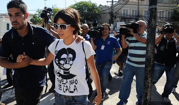 A ativista Elisa Quadros foi ontem ao Facebook para pregar resistência contra a decretação de sua prisão; "Resistir! Basta de perseguição", disse ela