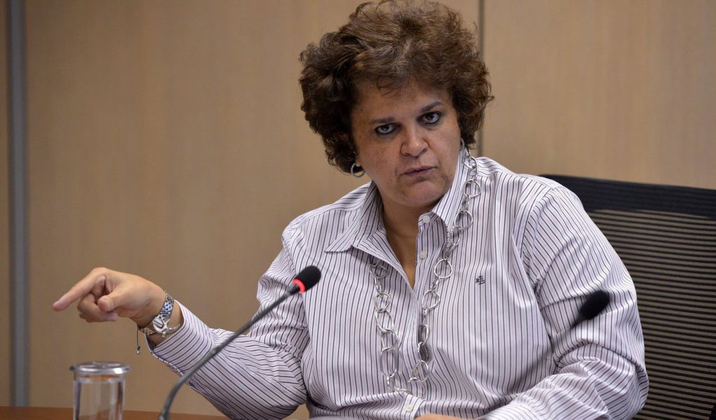 Segundo a ministra do Meio Ambiente, Izabella Teixeira, a simples prorrogação não provoca a discussão mais objetiva e necessária para tratar a questão dos resíduos sólidos, e continua sendo crime ambiental manter lixões em funcionamento; para ela, é preciso respeitar também os quase 2,3 mil municípios que cumpriram a lei; a meta, até agosto último, de erradicação dos lixões e instalação de aterros sanitários para destinação adequada dos resíduos sólidos, está prevista na Política Nacional de Resíduos Sólidos, sancionada em 2010