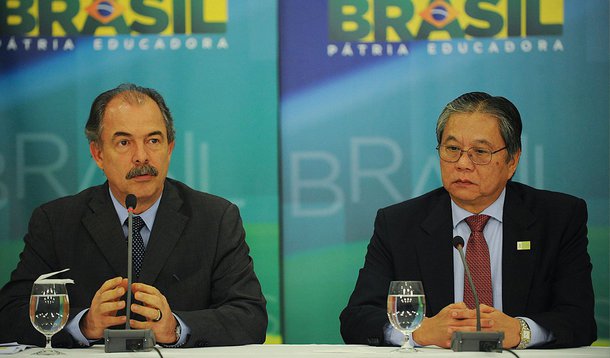 O governo criou grupo de trabalho interministerial para discutir com as montadoras de automóveis incentivos ao setor automotivo e contribuições ao Plano Nacional de Exportações; o objetivo é estimular os investimentos, a competitividade e ampliar as exportações do setor, que acumula queda nas vendas nos últimos meses; decisão foi tomada nesta quarta (1º), durante reunião da presidente Dilma Rousseff com dirigentes de todas as montadoras filiadas à Associação Nacional dos Fabricantes de Veículos Automotores, além da própria Anfavea; de acordo com o presidente da Anfavea, Luiz Moan, o “caminho correto da indústria é buscar ganhos de competitividade”, aproveitando principalmente a alta do dólar, que favorece às exportações