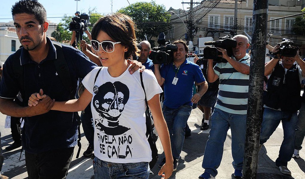 A ativista Elisa Quadros foi ontem ao Facebook para pregar resistência contra a decretação de sua prisão; "Resistir! Basta de perseguição", disse ela