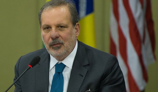 O ministro do Desenvolvimento, Indústria e Comércio Exterior, Armando Monteiro, disse nesta quarta (29) que o setor automotivo deve buscar a retomada das exportações; segundo ele, o governo tem foco prioritário no setor; “É do maior interesse aumentar as exportações do setor. O mercado doméstico caiu muito, e o Brasil já exportou muito mais no passado”, declarou Armando Monteiro; segundo ele, o setor automotivo foi um dos interesses na viagem que fez ao Peru e à Colômbia, na semana passada, durante a qual ele se reuniu com representantes dos governos dos dois países