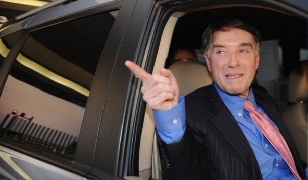 Os primeiros julgamentos feitos pela Comissão de Valores Mobiliários (CVM), de empresas de Eike Batista resultaram em multas para o ex-bilionário no montante de R$ 800 mil, sendo a primeira delas, no valor de R$ 300 mil, pela não divulgação de fato relevante no processo de venda do controle da MPX, atual Eneva, para um grupo alemão; defesa de Batista afirmou que aguardará a liberação do acórdão pela CVM para avaliar a interposição de recurso