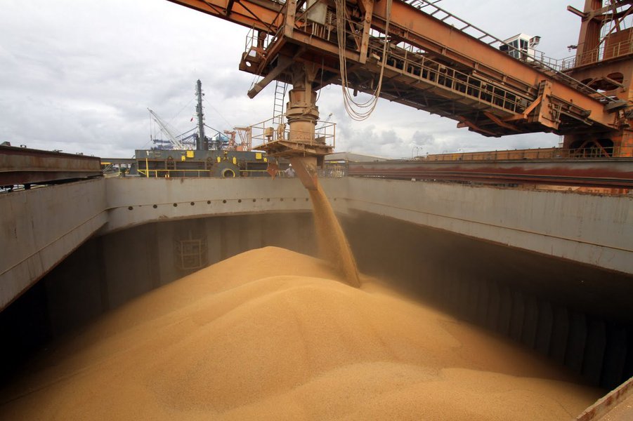 Balança comercial registrou superávit de US$ 2,761 bilhões, explicado pela queda nas importações e pelo aumento dos embarques de soja; trata-se de um mês tradicionalmente superavitário, mas o resultado de maio de 2015 é destaque por ter sido o melhor desde o início do ano e o melhor para meses de maio desde 2012