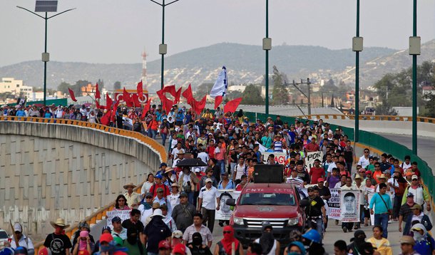 A Procuradoria-Geral do México reafirmou nesta terça (27) que os 43 estudantes da Escola Normal Rural de Ayotzinapa, estado de Guerrero - desaparecidos há quatro meses, foram executados e incinerados; “Com base nas investigações e análises das provas e dos fatos, podemos dizer que não há dúvida de que os estudantes foram privados de liberdade, depois incinerados e jogados no leito do Rio San Juan”, afirmou; o sumiço dos jovens causou uma série de protestos mundiais contra a impunidade no México, e chamou a atenção para os mais de 22 mil desaparecidos nas últimas décadas