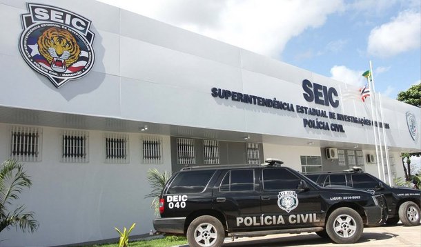 Polícia Civil deflagrou a Operação "Cayenne", que prendeu quatro suspeitos de integrarem uma quadrilha acusada de desviar R$ 33,78 milhões na Universidade Virtual do Maranhão (Univima), entre 2010 e 2013; as investigações começaram a partir do resultado de auditorias realizadas pela Secretaria de Estado de Transparência e Controle (STC), que revelaram desvio de verbas públicas, no governo passado; na ação, foram apreendidos carros de luxo; joias, estimadas em mais de meio milhão de reais; e relógios de luxo, alguns deles superando R$ 20 mil; ss buscas e apreensões foram realizadas em mansões na capital