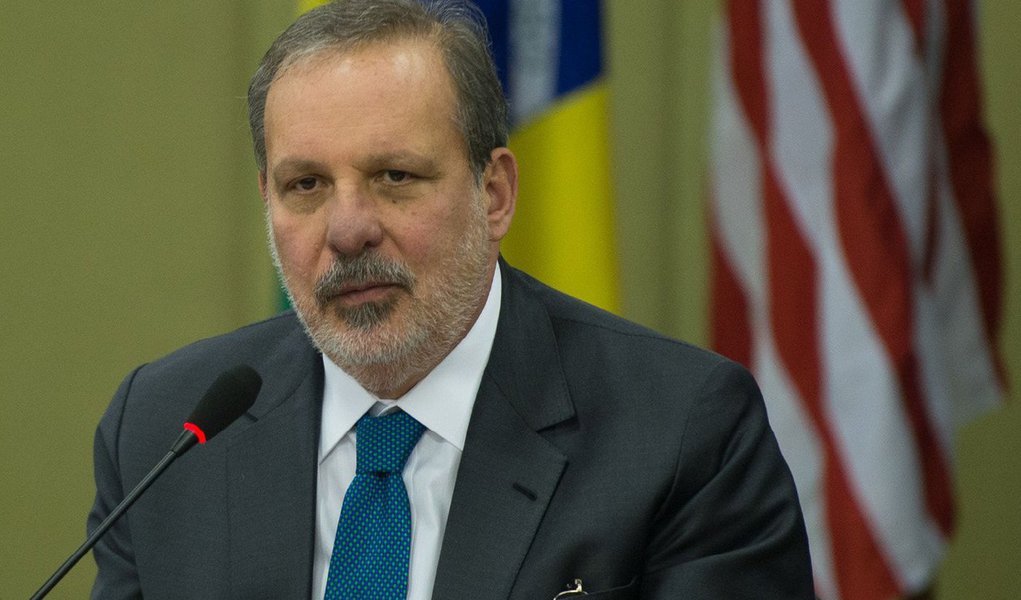 O ministro do Desenvolvimento, Indústria e Comércio Exterior, Armando Monteiro, disse nesta quarta (29) que o setor automotivo deve buscar a retomada das exportações; segundo ele, o governo tem foco prioritário no setor; “É do maior interesse aumentar as exportações do setor. O mercado doméstico caiu muito, e o Brasil já exportou muito mais no passado”, declarou Armando Monteiro; segundo ele, o setor automotivo foi um dos interesses na viagem que fez ao Peru e à Colômbia, na semana passada, durante a qual ele se reuniu com representantes dos governos dos dois países