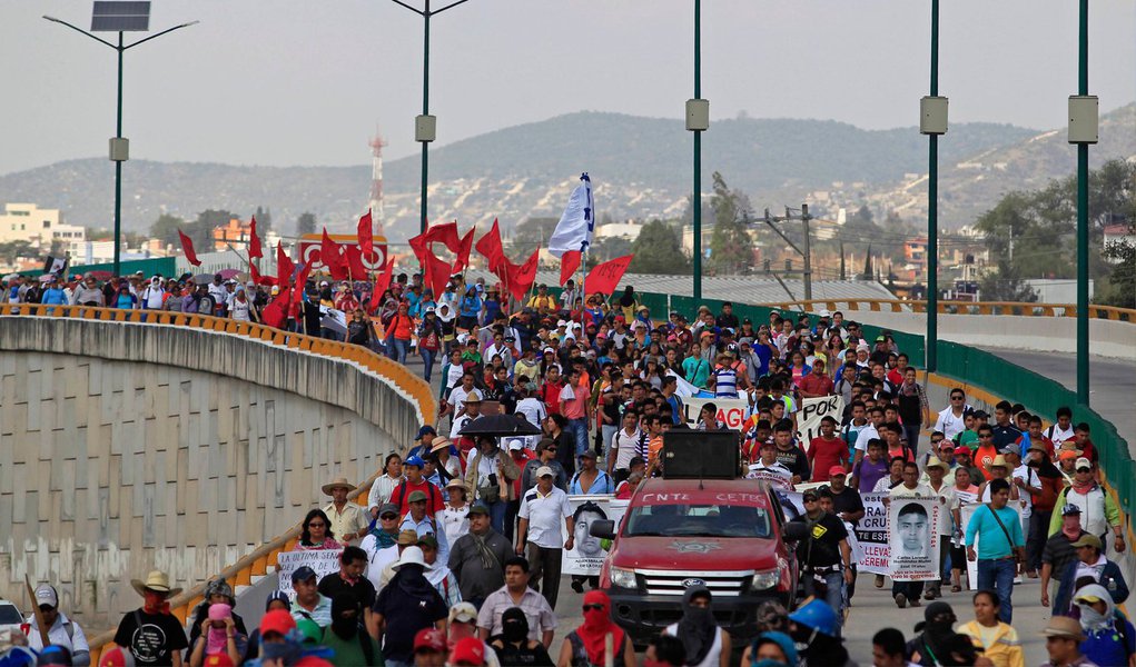 A Procuradoria-Geral do México reafirmou nesta terça (27) que os 43 estudantes da Escola Normal Rural de Ayotzinapa, estado de Guerrero - desaparecidos há quatro meses, foram executados e incinerados; “Com base nas investigações e análises das provas e dos fatos, podemos dizer que não há dúvida de que os estudantes foram privados de liberdade, depois incinerados e jogados no leito do Rio San Juan”, afirmou; o sumiço dos jovens causou uma série de protestos mundiais contra a impunidade no México, e chamou a atenção para os mais de 22 mil desaparecidos nas últimas décadas