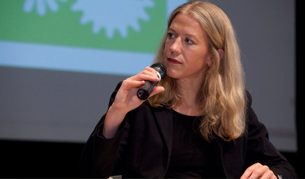 O governo alemão suavizou seu tom sobre a Grécia um dia depois que seu ministro das Finanças, Wolfgang Schaeuble, rejeitou firmemente o mais recente pedido de Atenas para uma extensão do resgate, dizendo que embora as propostas precisem de alterações elas são uma boa base para mais negociações; "A carta do ministro grego das Finanças [Yanis Varoufakis] deixa claro que a Grécia continua interessada no apoio da União Europeia", disse a porta-voz Christiane Wirtz; apesar da aparente boa vontade, revista alemã Der Spiegel publicou nesta sexta-feira que autoridades do Banco Central Europeu (BCE) começaram a preparar planos de contigência para a saída da Grécia da zona do euro