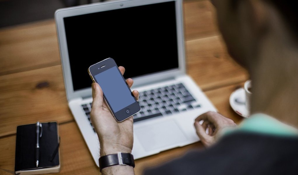 Órgão de defesa do consumidor multou Oi, TIM, Claro e Vivo em um total de R$ 22,7 milhões por quebra de contrato devido ao bloqueio de internet móvel nos planos vendidos como ilimitados; no início deste ano, as operadoras decidiram bloquear a Internet móvel de usuários que utilizaram totalmente sua franquia de dados, em vez de reduzir a velocidade como vinha sendo feito anteriormente