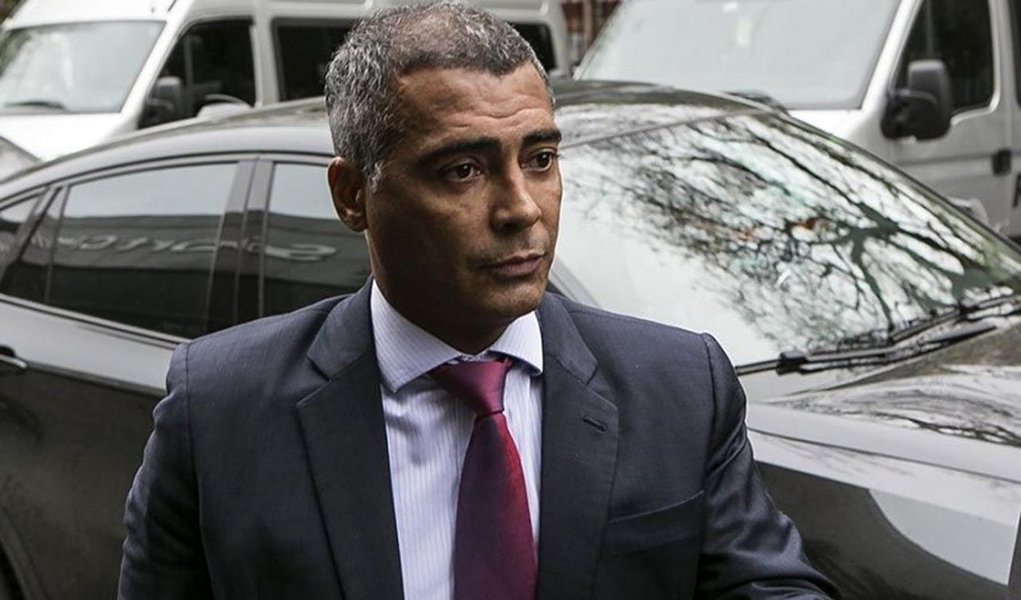 Segundo o colunista Ancelmo Gois, o senador do PSB Romário foi parado na Lei Seca; passou no teste do bafômetro, mas foi multado por dirigir sem carteira; teve que chamar outra pessoa para levar seu carro