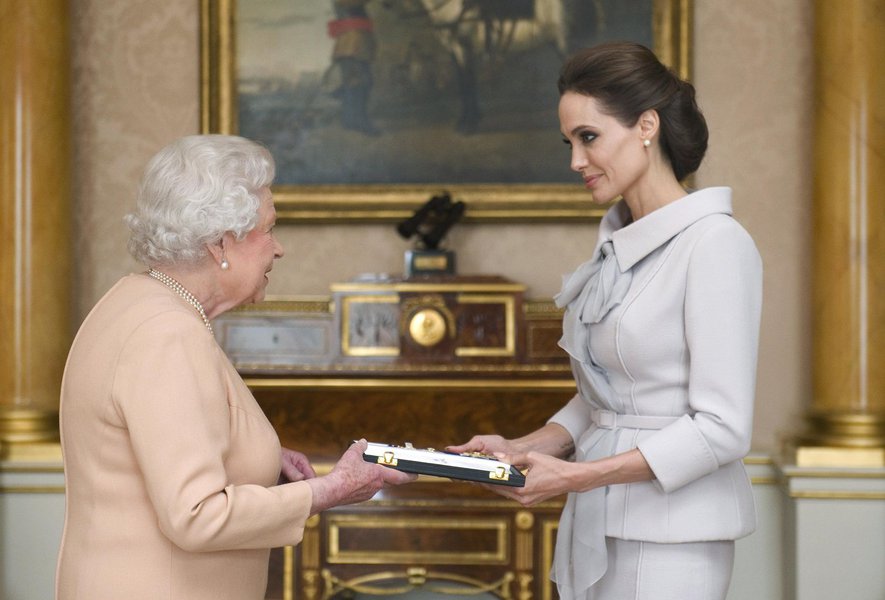 A rainha Elizabeth, do Reino Unido, tornou a atriz Angelina Jolie uma Dama Honorária em uma cerimônia particular no Palácio de Buckingham nesta sexta-feira, em reconhecimento por sua campanha para pôr fim à violência sexual em zonas de guerra e pelos serviços prestados à política externa britânica