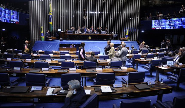 O texto formulado por deputados e avalizado por senadores nesta quarta-feira prevê que as alíquotas de contribuição previdenciária sobre a receita bruta passem de 1 para 2,5 por cento no caso da indústria e de 2 para 4,5 por cento para empresas de serviços; os setores de comunicação social, transporte de passageiros, centrais de atendimento, calçados e o de confecções terão uma elevação menor em suas alíquotas; os setores produtivos de alguns itens alimentícios da cesta básica estão excluídos da mudança e permanecerão com as alíquotas atuais
