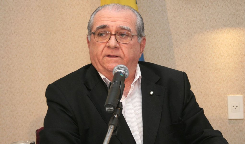A condenação de João Castelo, ex-prefeito de São Luís, baseia-se no não pagamento dos salários do funcionalismo público municipal em dezembro de 2012, último mês de sua gestão; Castelo foi condenado na a dois anos e três meses a prestar serviço à comunidade ou a uma entidade pública; a pena inicial, convertida em prestação de serviços, foi de dois anos e três meses de detenção; o ex-gestor pode recorrer em liberdade