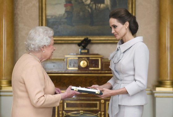 A rainha Elizabeth, do Reino Unido, tornou a atriz Angelina Jolie uma Dama Honorária em uma cerimônia particular no Palácio de Buckingham nesta sexta-feira, em reconhecimento por sua campanha para pôr fim à violência sexual em zonas de guerra e pelos serviços prestados à política externa britânica