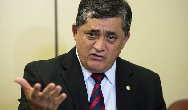 Segundo o líder governista, deputado José Guimarães (PT-CE), governo trabalha para aprovar o projeto que modifica as regras da desoneração da folha de pagamentos que foi concedida a 56 segmentos econômicos, reduzindo o benefício fiscal; segundo ele, há compreensão de que o ajuste é necessário e que se ele for feito, “à medida que pretendemos, os cortes no Orçamento [a serem feitos pelo governo] serão menores”