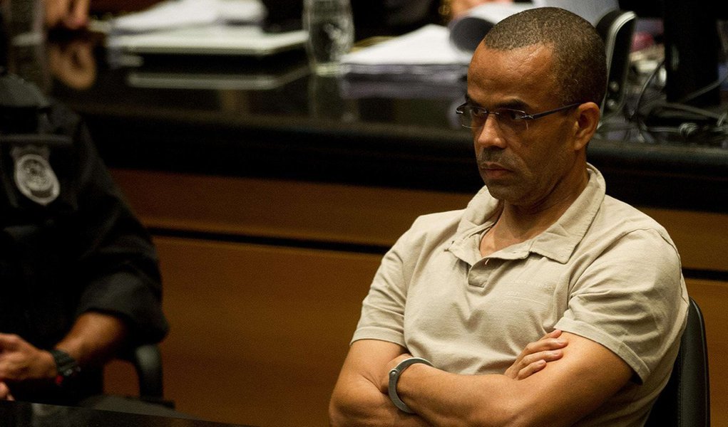 Justiça do Rio deu parecer favorável à secretaria de Segurança Pública do Rio para que o traficante Luiz Fernando da Costa, o Fernandinho Beira-Mar permaneça no Presídio Federal de Porto Velho, onde cumpre pena; a permanência de Beira-Mar em presídio federal fora do Rio deve ser renovada a cada ano: Beira-Mar tem condenações em vários estados, além do Rio de Janeiro, do Paraná,  de Mato Grosso, e de Minas Gerais; com isso, a pena total do traficante, incluindo o Rio e outros estados, chegaria a 309 anos e 2 meses