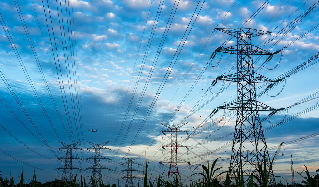 A Agência Nacional de Energia Elétrica (Aneel) aprovou nesta terça-feira, 10, a aplicação de reajuste médio de 42,19% nas tarifas da distribuidora fluminense Ampla, a ser aplicado a partir do dia 15 deste mês; para os clientes de alta tensão, como as indústrias, o aumento médio será de 56,15%, enquanto os de baixa tensão, como as residência, pagarão, em média, 36,41% a mais; Ampla fornece eletricidade a cerca de 2,5 milhões de unidades de consumo em 66 municípios do Estado do Rio de Janeiro