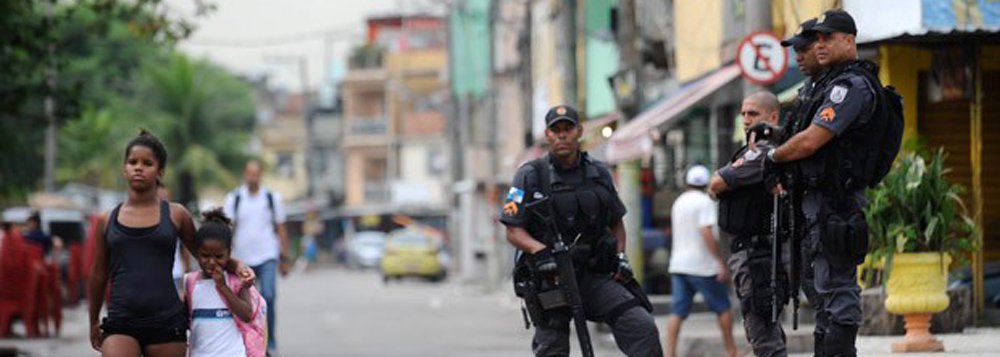 Caveirão no portão de entrada, armas escondidas na quadra e policiais nos pátios já são parte da rotina dos alunos da rede pública de ensino nas escolas do Rio; só nos primeiros 15 dias de julho, a violência na capital fluminense deixou, pelo menos, 16.853 alunos fora das salas de aula por, no mínimo, um dia; no bairro de Santa Cruz, traficantes invadiram a quadra do Ciep Primeiro de Maio, e fizeram buracos no muro para colocar as armas e se proteger durante confrontos; em Nova Brasília, no conjunto de favelas do Alemão, na Zona Norte, uma UPP está sediada no pátio de um colégio