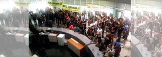 Por volta das 13h30 desta sexta-feira (24), policiais civis do Distrito Federal fizeram uma manifestação pelo reconhecimento da carreira como de nível superior. Os trabalhadores se reuniram na sede central da corporação, exibiram faixas e cantaram o hino da Polícia Civil; a categoria também reivindica a nomeação de 500 aprovados no último concurso, realizado no ano passado