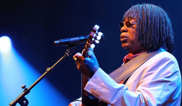 Cantor e compositor permanece internado no hospital onde chegou às 19h desta segunda-feira 13, para se submeter a um cateterismo nas artérias coronárias; ele ficará no Instituto do Coração pelo menos até amanhã, para repouso e observação