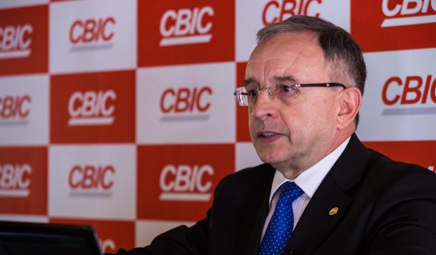 Remanejamento de R$ 22,5 bilhões para o crédito imobiliário, anunciado nesta semana pelo Conselho Monetário Nacional (CMN) é essencial para impedir que o setor entre em colapso em um momento de alta de juros e de restrições nos financiamentos habitacionais; "O reforço no crédito imobiliário demonstra que o governo resolveu olhar para o setor", disse o presidente da Câmara Brasileira da Indústria da Construção (Cbic), José Carlos Martins; para ele, além do setor imobiliário, é necessário estimular a construção pesada, o que deve vir com o anúncio das parcerias público-privadas, e do plano de concessões do governo