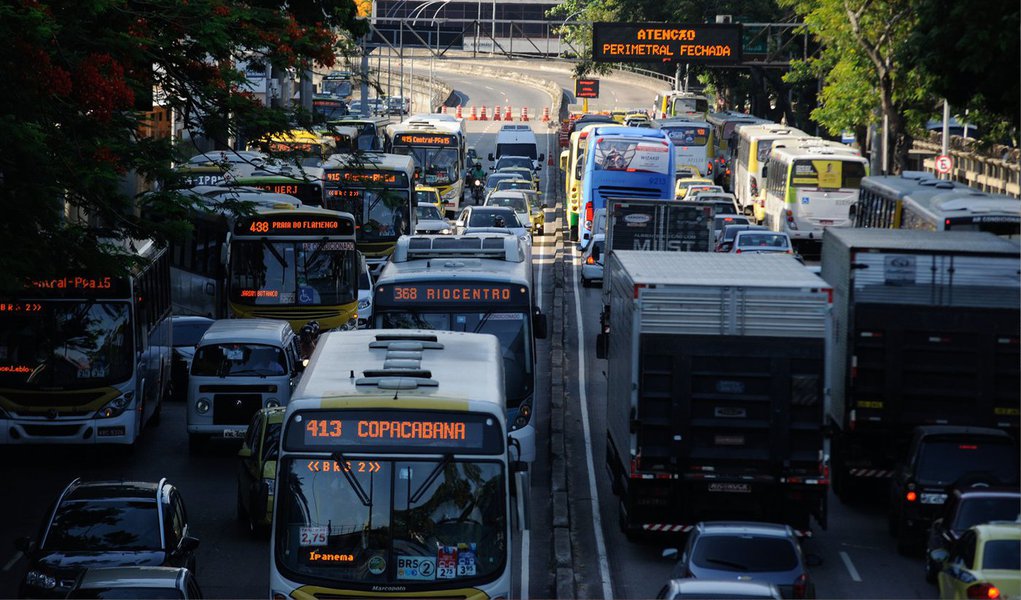 O juiz Alexandre de Carvalho Mesquita, da 3ª Vara da Fazenda Pública da Capital, negou recurso ao município do Rio de Janeiro, que pretendia anular a redução das passagens de ônibus urbanos; na semana passada, ele tinha julgado procedente o pedido de redução das passagens de ônibus, além de declarar a nulidade do decreto municipal, de dezembro do ano passado, que reajustou as passagens de R$ 3 para R$ 3,40