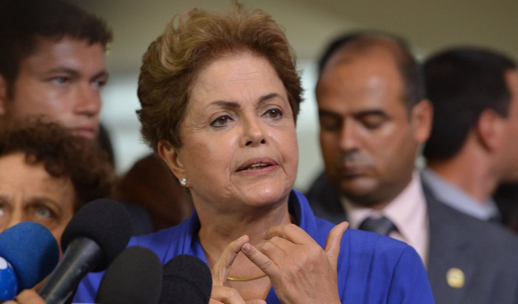 A presidente Dilma Rousseff afirmou nesta terça-feira que o Brasil passa por um momento difícil e as medidas de ajuste nas contas públicas são necessárias, mas ponderou que "nem de longe" o país passa por uma crise como as do passado que paralisavam a economia; "É verdade que o Brasil passa por um momento difícil, mais difícil do que vivemos nos últimos anos. Nem de longe estamos vivendo uma crise das dimensões que alguns dizem que nós estamos vivendo. Nós passamos por problemas conjunturais, estritamente conjunturais, porque nossos fundamentos hoje são sólidos", afirmou