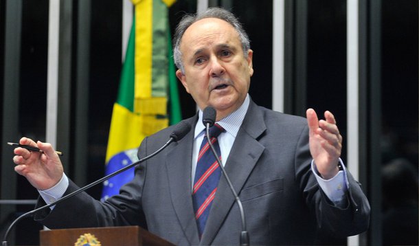 O senador Cristovam Buarque (PDT-DF) pediu nesta terça (19) uma modernização da gestão do emprego no país; ele também defendeu a importância da educação como instrumento de manutenção do emprego; o parlamentar criticou o projeto da Câmara dos Deputados sobre terceirização (PLC 30/2015), mas pediu que o Congresso não se omita sobre a situação dos terceirizados; "Se aprovarmos o projeto como ele está, estaremos precarizando o trabalho. Se não fizermos alguma coisa para regularizar esse trabalho, estaremos prevaricando. Não podemos precarizar nem prevaricar", disse
 