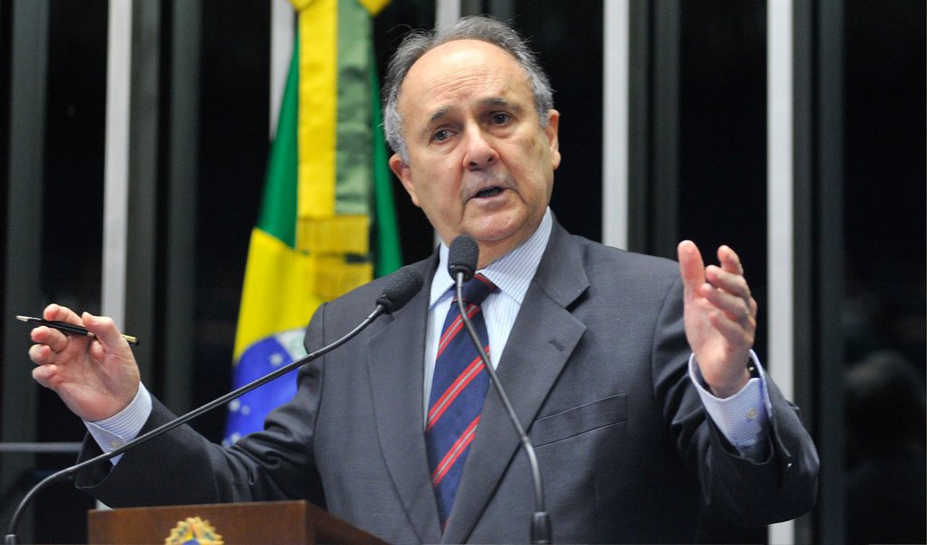 O senador Cristovam Buarque (PDT-DF) pediu nesta terça (19) uma modernização da gestão do emprego no país; ele também defendeu a importância da educação como instrumento de manutenção do emprego; o parlamentar criticou o projeto da Câmara dos Deputados sobre terceirização (PLC 30/2015), mas pediu que o Congresso não se omita sobre a situação dos terceirizados; "Se aprovarmos o projeto como ele está, estaremos precarizando o trabalho. Se não fizermos alguma coisa para regularizar esse trabalho, estaremos prevaricando. Não podemos precarizar nem prevaricar", disse
 