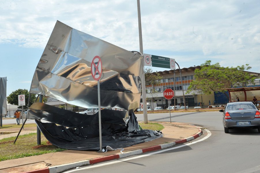Tornado que atingiu ontem (1º) o aeroporto de Brasília é o segundo registro do fenômeno reconhecido pelo Instituto Nacional de Meteorologia no país. De acordo com especialistas do Inmet, a variação constante do clima na região é o principal motivo. O primeiro tornado brasileiro ocorreu em Santa Catarina, em 2009