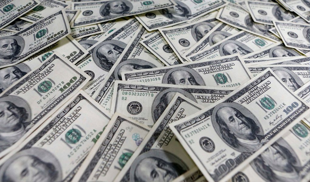 O dólar fechou em alta em relação ao real nesta quinta-feira (25), reagindo à notícia de que foi impetrado um habeas corpus preventivo na Justiça do Paraná pedindo que o ex-presidente Luiz Inácio Lula da Silva não seja preso na Operação Lava Jato; moeda norte-americana subiu 0,86%, a R$ 3,1281 na venda, mas chegou a avançar mais de 1%, a R$ 3,1339 reais, na máxima da sessão; Instituto Lula negou que tenha impetrado o habeas corpus, bem como o ex-presidente Lula; Justiça também informou que "não existe investigação em curso relativamente a condutas do excelentíssimo ex-Presidente da República Luiz Inácio Lula da Silva"
