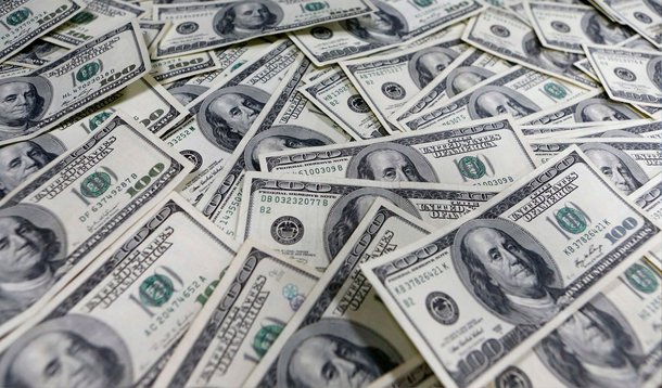 O dólar fechou em alta em relação ao real nesta quinta-feira (25), reagindo à notícia de que foi impetrado um habeas corpus preventivo na Justiça do Paraná pedindo que o ex-presidente Luiz Inácio Lula da Silva não seja preso na Operação Lava Jato; moeda norte-americana subiu 0,86%, a R$ 3,1281 na venda, mas chegou a avançar mais de 1%, a R$ 3,1339 reais, na máxima da sessão; Instituto Lula negou que tenha impetrado o habeas corpus, bem como o ex-presidente Lula; Justiça também informou que "não existe investigação em curso relativamente a condutas do excelentíssimo ex-Presidente da República Luiz Inácio Lula da Silva"