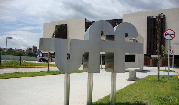 Professores, técnicos e alunos da Universidade Federal Fluminense (UFF) decidiram entrar em greve a partir deste quinta-feira (28); a paralisação da universidade foi definida no último dia 27 com uma assembleia geral entre os docentes e alunos; entre as reivindicações dos professores estão melhores condições de trabalho, melhoria nos benefícios, entro outros; movimento estudantil divulgou nas redes sociais uma carta aberta com cinco reivindicações, dentre elas a suspensão do calendário acadêmico, uma reunião entre a reitoria e os trabalhadores terceirizados para a normalização dos salários e o pagamento das bolsas de monitoria atrasadas
