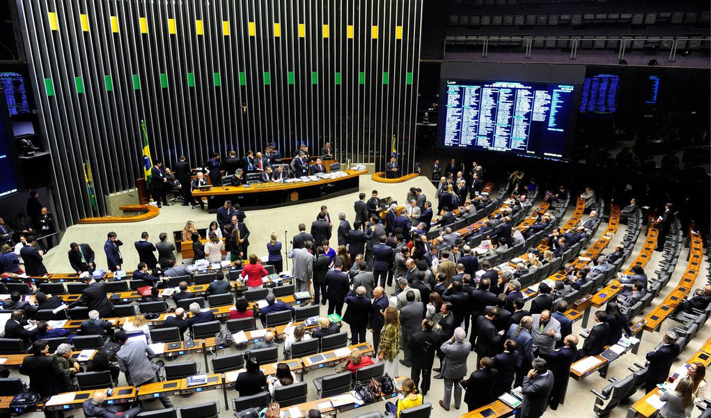 O Congresso Nacional concluiu nesta terça (9) a votação do projeto que muda a Lei de Diretrizes Orçamentárias (LDO) de 2014 para alterar a forma de cálculo do superavit primário; matéria vai agora à sanção presidencial; texto garante ao governo a possibilidade de usar mais que o limite atual de R$ 67 bilhões para abater despesas a fim de chegar a uma nova meta de resultado fiscal, menor que a fixada anteriormente em R$ 116 bilhões; diferentemente da semana passada, quando os debates se estenderam por cerca de 19 horas, a sessão desta terça durou bem menos tempo, quase 3 horas