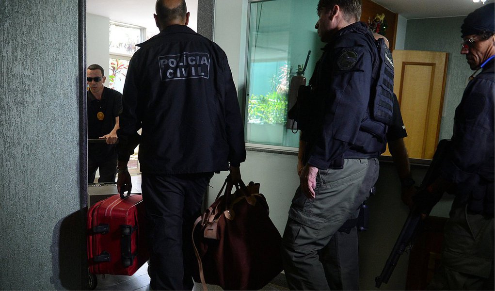 A Polícia Civil do Distrito Federal prendeu 11 homens e duas mulheres e apreendeu quatro adolescentes suspeitos de integrar uma quadrilha de tráfico internacional de drogas; de acordo com a investigação, que durou dois meses, o grupo comprava os entorpecentes no Paraguai e no Mato Grosso e distribuía em regiões administrativas do DF e na Cidade Ocidental, em Goiás 