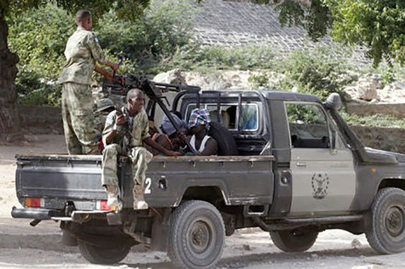 O grupo militante somali Al Shabaab explodiu uma minivan que transportava funcionários para um escritório da ONU na região semiautônoma de Puntland nesta segunda (20), matando nove pessoas, incluindo quatro do Unicef; imagens publicadas nas mídias sociais mostram um veículo branco manchado de sangue, com as janelas destruídas e o teto arrancado pela explosão, na capital da região administrativa, Garowe; "O ataque com dispositivo explosivo improvisado ocorreu quando os funcionários estavam viajando de suas hospedagens para o escritório, normalmente um trajeto de três minutos", disse o Unicef