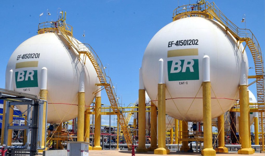 "Almejamos construir um plano sustentável sob a ótica do fluxo de caixa, levando em consideração os potenciais impactos na cadeia de suprimentos e, por conseguinte, na nossa curva de produção", informou o presidente da estatal, Aldemir Bendine, em mensagem aos acionistas que se reuniram nesta segunda (25) na assembleia geral que aprovou o Relatório da Administração de 2014; segundo Bendine, a Petrobras transpôs uma importante barreira, com a publicação dos resultados de 2014, evidenciando um esforço coletivo para superar desafios