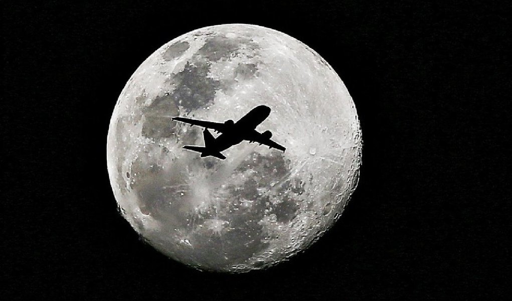 O fotógrafo Ricardo Stuckert registrou na noite desta quarta-feira (29), em São Paulo, uma bela imagem da lua cheia; o click foi feito no momento da passagem de um avião