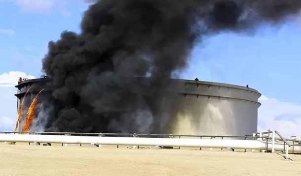 Um incêndio em um tanque de armazenamento de petróleo no porto de Es Sider, na Líbia, espalhou-se a outros dois tanques, disseram autoridades nesta sexta-feira, 26; primeiro tanque de óleo foi atingido durante confrontos entre facções armadas que disputam o controle do principal porto de petróleo do país, localizado no leste