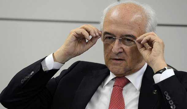 Atual ministro do Trabalho e Emprego, Manoel Dias será mantido no cargo pela presidenta Dilma; com isso, o PDT, partido que ajudou a fundar com Leonel Brizola, seguirá a tradição de comandar a pasta; Dias é formado em direito pela UFSC, na qual começou a carreira política como líder estudantil no início dos anos 1960; foi eleito vereador pelo PTB em 1962, mas teve o mandato cassado pelo regime militar, posteriormente; o fato se repetiu quando se elegeu deputado estadual em 1967, a partir de quando também teve os direitos políticos cassados por dez anos