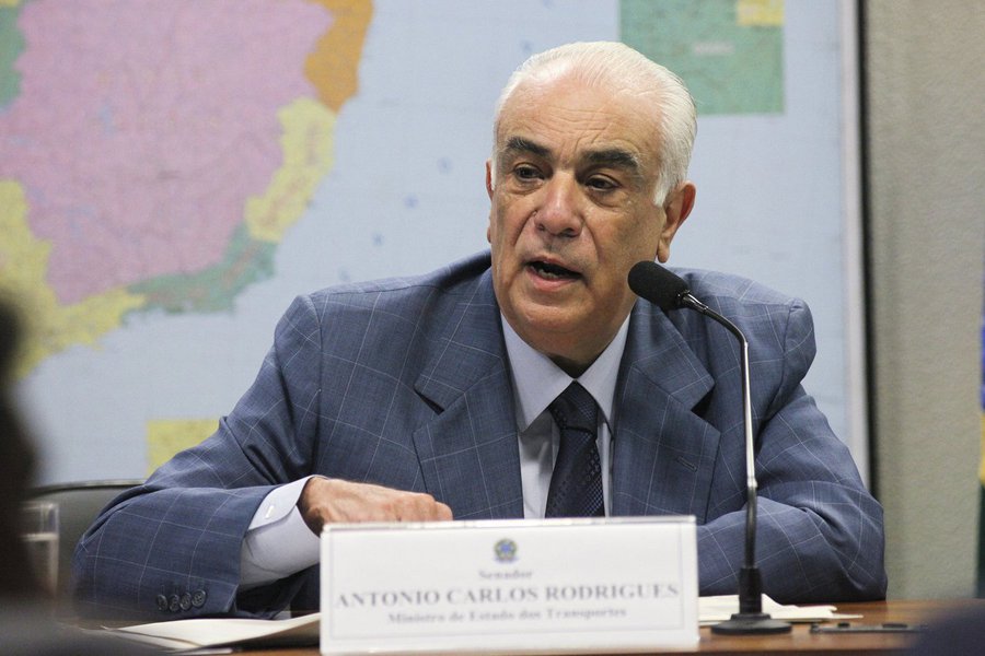 "Várias obras do país vão parar (...) Não posso esconder o que está acontecendo", disse Antonio Carlos Rodrigues, na Comissão de Infraestrutura do Senado; segundo o ministro, interrupção das obras ocorreu em meio ao impacto do ajuste fiscal e consequências da Operação Lava Jato; questionado por jornalistas ao deixar a comissão do Senado, Rodrigues acabou minimizando as declarações anteriores e negou que haja "paralisação" de obras; "Não tem obra parada nenhuma, vocês estão levando para outro lado", disse 