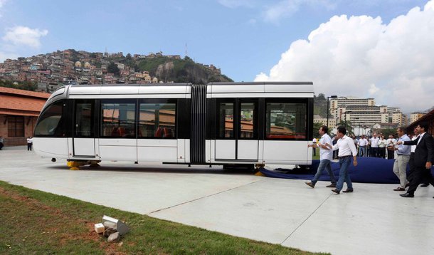 O BNDES aprovou financiamento de R$ 746,5 milhões para a construção do VLT, sistema de veículos leves sobre trilhos, na região portuária e central do Rio de Janeiro; o banco financiará 42% do valor do projeto, de R$ 1,77 bilhão, incluindo, no total do crédito, uma parcela de recursos do Fundo Clima; a primeira fase está prevista para entrar em operação em abril de 2016, e vai funcionar durante as Olimpíadas do Rio; a segunda fase entrará em operação até o fim do próximo ano; a obra ligará o Centro à região portuária do Rio de Janeiro