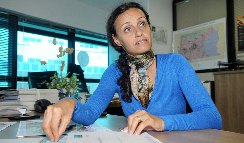 Nos próximos quatro anos, Brasília se prepara para implementar o plano de desenvolvimento sustentável que abrange todos os riscos ambientais e sociais que envolvem o território: o Zoneamento Ecológico-Econômico (ZEE); o documento indicará como os investimentos e os novos empreendimentos de ocupação do solo devem ser feitos com o menor impacto ambiental possível, com quatro eixos: contaminação de solos, perdas de solos por erosão, perda de Cerrado nativo e perda de áreas de recarga de aquíferos; "É um conjunto que apresenta as vulnerabilidades das áreas", resume a subsecretária de Planejamento Ambiental e Monitoramento de Meio Ambiente, Maria Sílvia Rossi