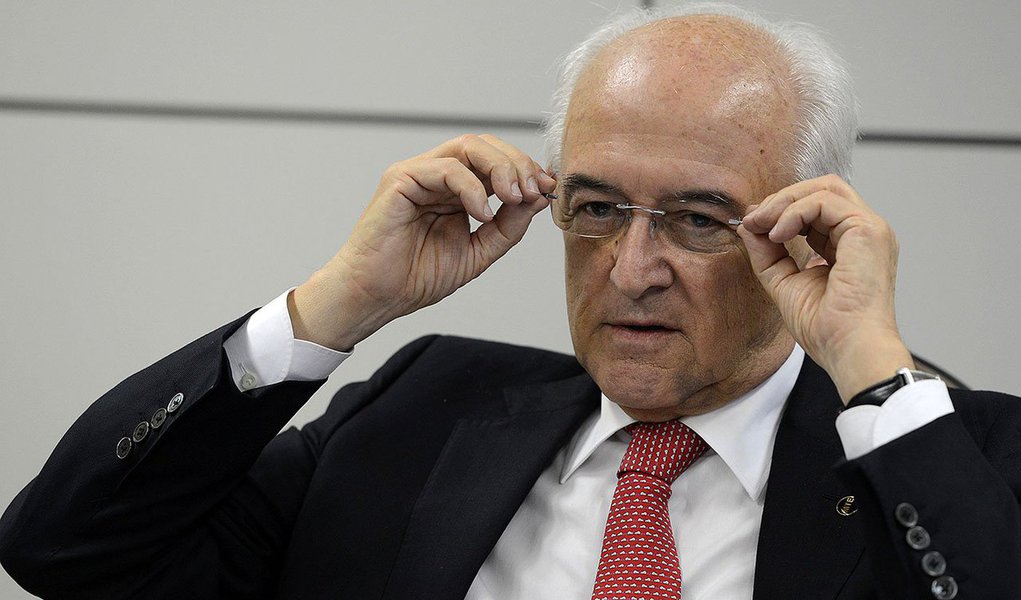 Atual ministro do Trabalho e Emprego, Manoel Dias será mantido no cargo pela presidenta Dilma; com isso, o PDT, partido que ajudou a fundar com Leonel Brizola, seguirá a tradição de comandar a pasta; Dias é formado em direito pela UFSC, na qual começou a carreira política como líder estudantil no início dos anos 1960; foi eleito vereador pelo PTB em 1962, mas teve o mandato cassado pelo regime militar, posteriormente; o fato se repetiu quando se elegeu deputado estadual em 1967, a partir de quando também teve os direitos políticos cassados por dez anos