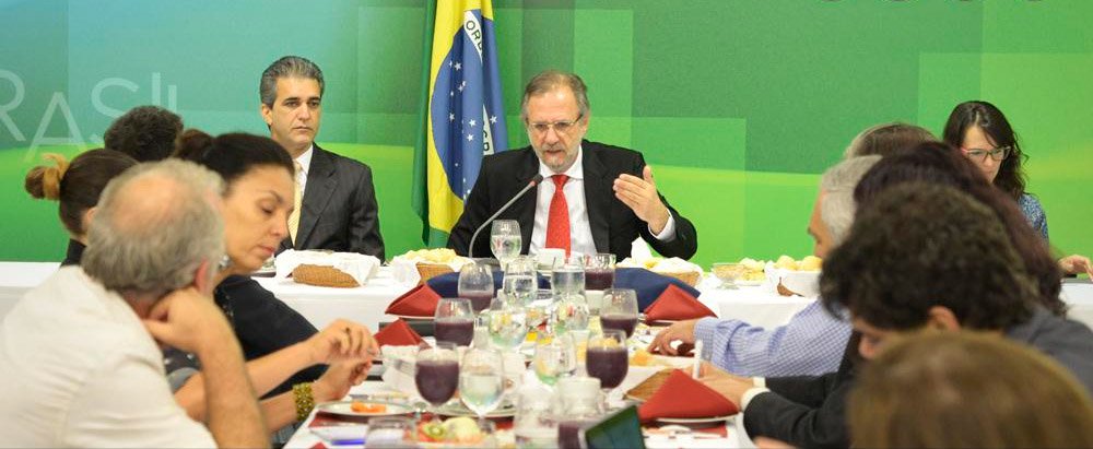 Ministro da Secretaria-Geral da Presidência negou nesta manhã, durante café da manhã com blogueiros, que o ajuste fiscal anunciado pelo governo nas últimas semanas contradiga o projeto de desenvolvimento do governo; Miguel Rossetto ressaltou que as medidas são necessárias para a continuidade das políticas sociais; "O que temos são limites fiscais. Não há alteração de rumo, de estratégia, nenhuma guinada", afirmou; sobre os ajustes nos benefícios, que geraram protestos de centrais sindicais ontem em vários pontos do País, ele ressaltou: "os direitos sociais são intocáveis. O que estamos fazendo é corrigir distorções"