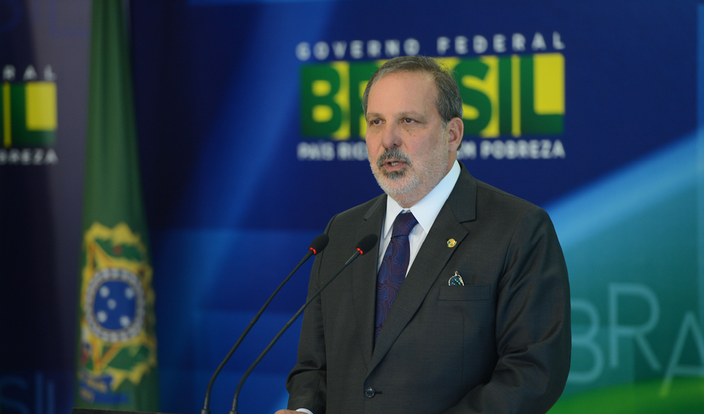  O superávit comercial brasileiro deve ficar entre 8 bilhões e 10 bilhões de dólares em 2015, acima da faixa de 5 bilhões a 8 bilhões de dólares estimada anteriormente pelo governo, disse nesta quinta (16) o ministro do Desenvolvimento, Indústria e Comércio Exterior, Armando Monteiro Neto; após o Irã ter selado acordo nuclear com seis potências mundiais nesta semana, o ministro também apontou a abertura de uma janela de oportunidades para a pauta de comércio exterior do Brasil