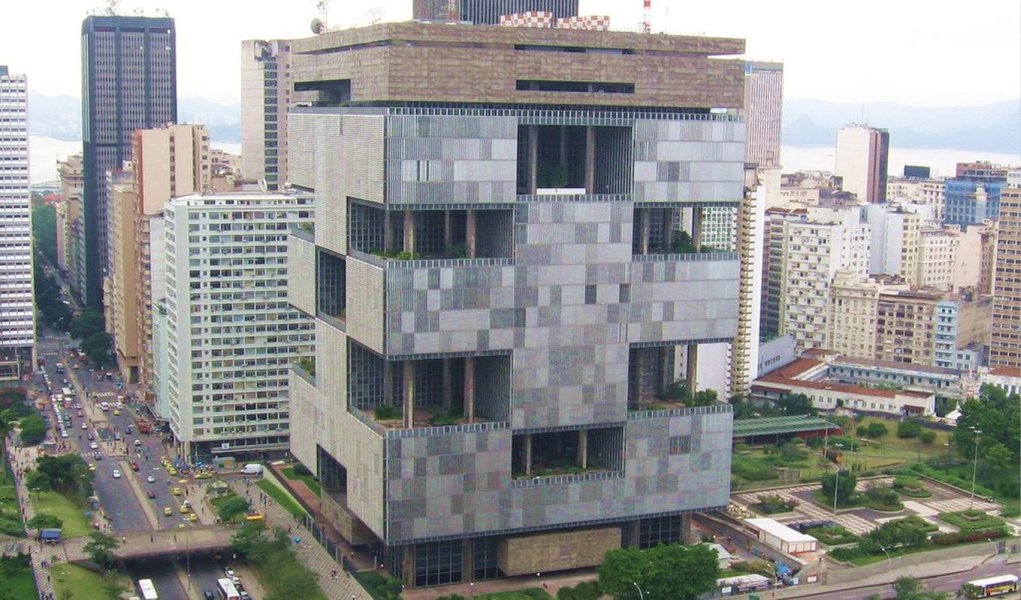 Ministério Público Federal do Rio de Janeiro informou que repatriou cerca de US$ 29 milhões (R$ 86 milhões e 980 mil) desviados da Petrobras, que estavam bloqueados na Suíça; segundo o MPF-RJ, a maior parte do dinheiro é "fruto de propinas recebidas pelo ex-gerente executivo da empresa, Pedro José Barusco Filho, entre 1999 e 2012", e foram obtidos "em função de contratos da Petrobras com a empresa holandesa SBM Offshore, fornecedora de FPSOs (navios-plataforma)"