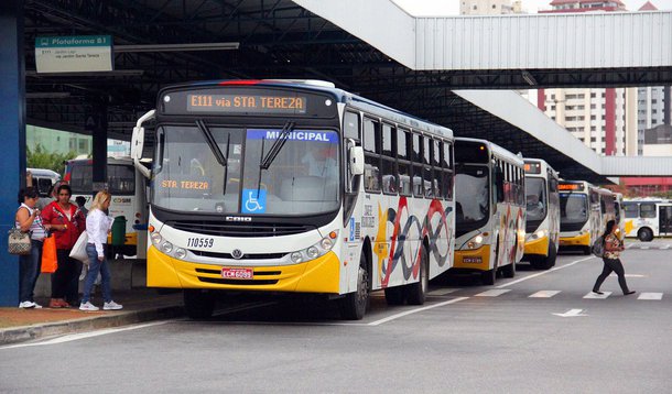A associação das Cooperativas e permissionárias de transporte público coletivo realiza um protesto; microônibus, todos veículos reserva, rodam em torno do Palácio do Buriti, sem parar o trânsito; os manifestantes reivindicam, principalmente, mais recursos para o setor; a categoria também pede o fim da tarifa técnica, valor pago pelo Estado para complementar a remuneração das concessionárias de transporte público; eles dizem que a prática onera tanto o governo como os usuários